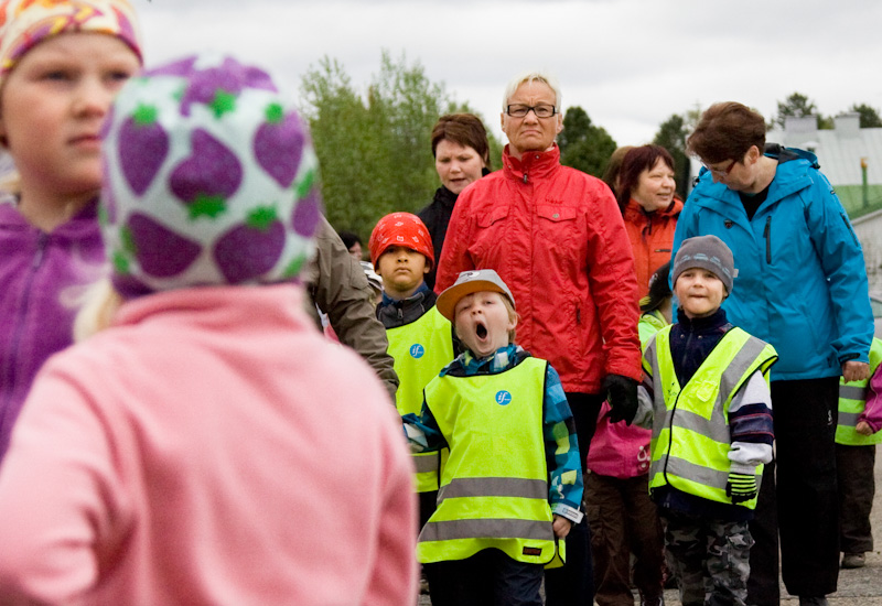 Yleisöä jonottamassa lasten karaokenäytökseen