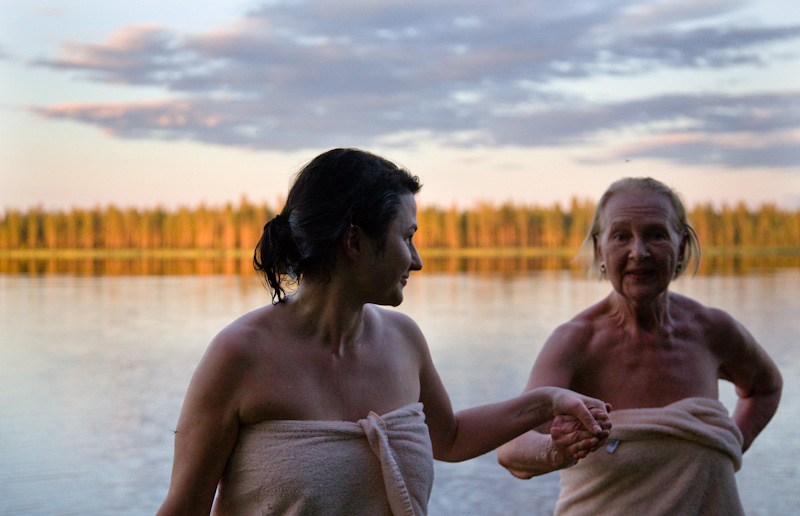 Milja ja Taina - ihanat naiset rannalla