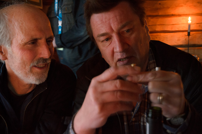 Aki Kaurismäki selittää sähkötupakan toimintaperiaatteen Alan Rudolphille