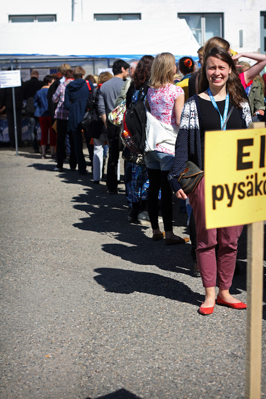 Festivaalikansaa jonottamassa lippuja