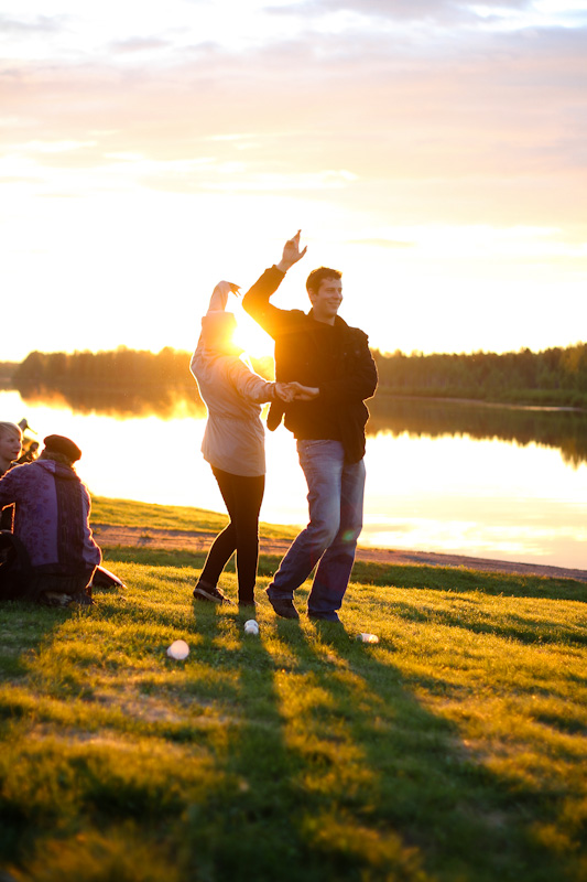 Keskiyön aurinko tanssitti ihmisiä Kitisenrannassa