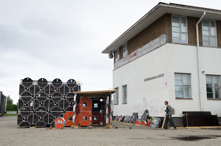 Kinobox Obscura rakentuu koulun pihalle