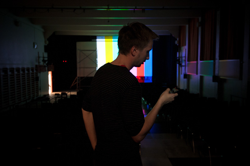 AV-tekniikkavastaava Johannes Vartola testaa AV-tekniikkaa