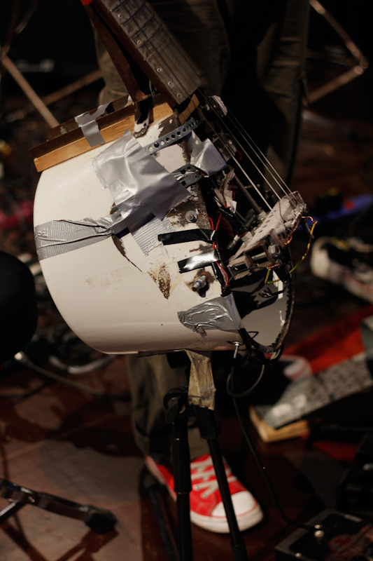 Instrumentti Cleaning Womenin mykk&auml;elokuvaharjoituksissa