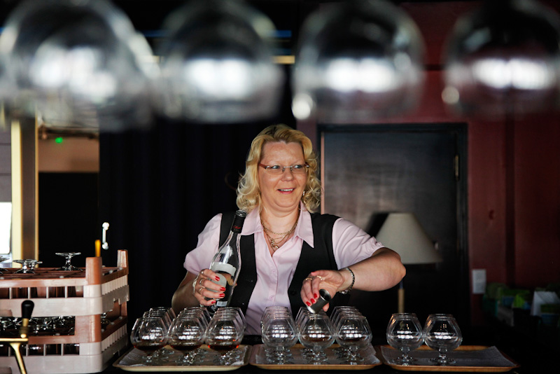 Riitta Ketola t&auml;ytt&auml;&auml; vieraiden laseja avajaisp&auml;iv&auml;llisell&auml; Hotelli Sodankyl&auml;ss&auml;