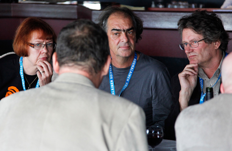 Satu Laaksonen, Don Edkins ja Lauri Yli-Teps&auml; keskittynein&auml;