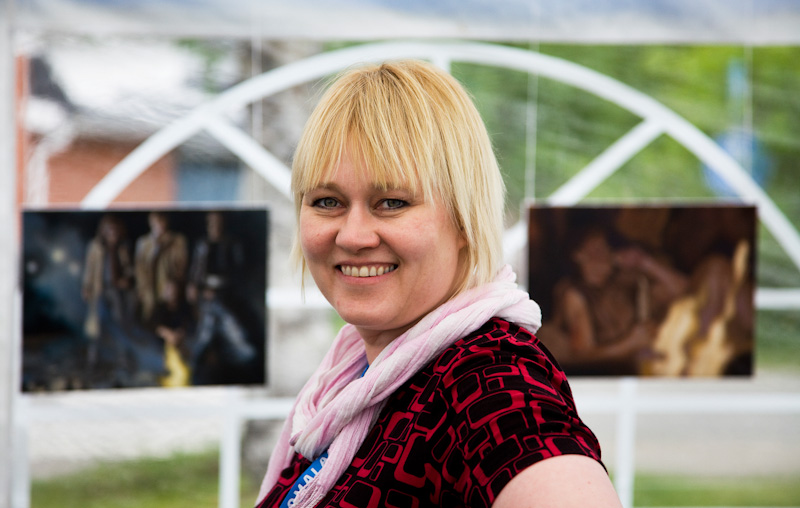 Taiteilija Helena Junttila pystytt&auml;&auml; n&auml;yttely&auml;