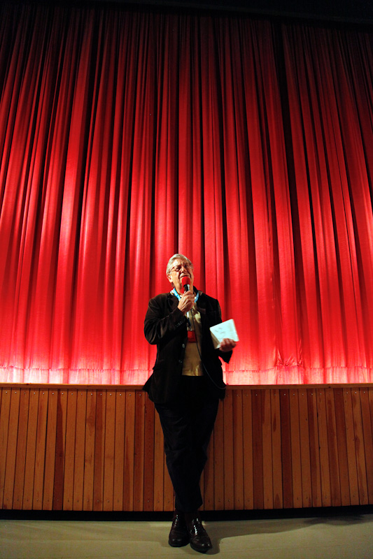 Tony Palmer alustaa elokuvaansa Bird on a Wire