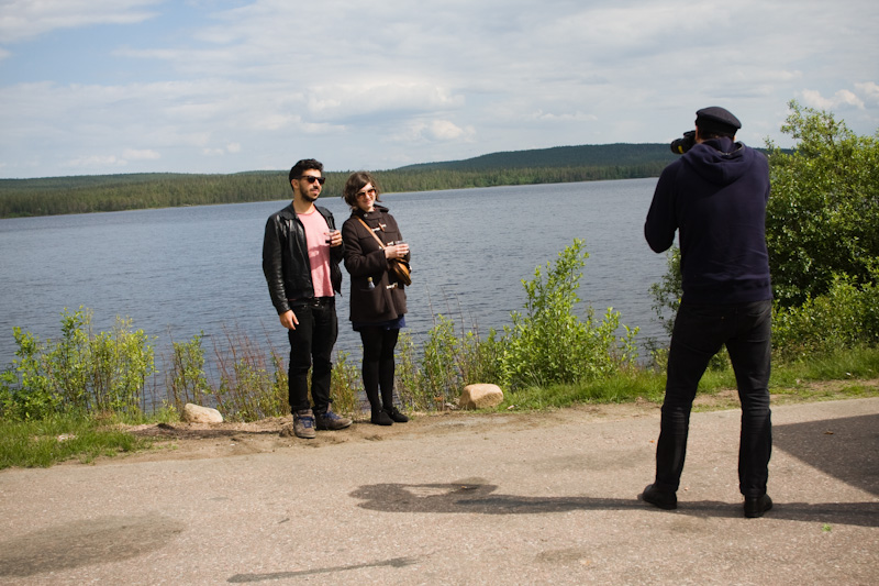 Kutsuvieraat poseeraavat