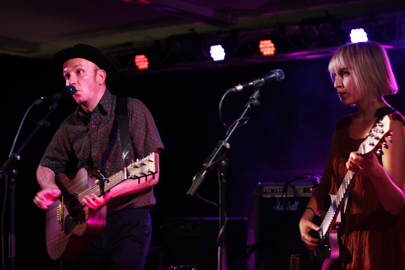 Samuli Putro ja Elina Katajam&auml;ki festivaaliklubilla.