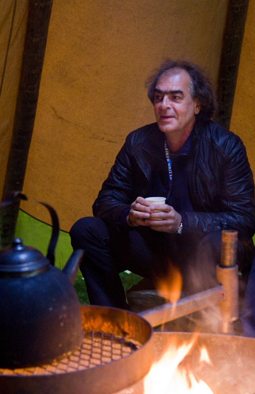 El&auml;v&auml;&auml; tulta rakastava Don Edkins on kodassa omassa elementiss&auml;&auml;n