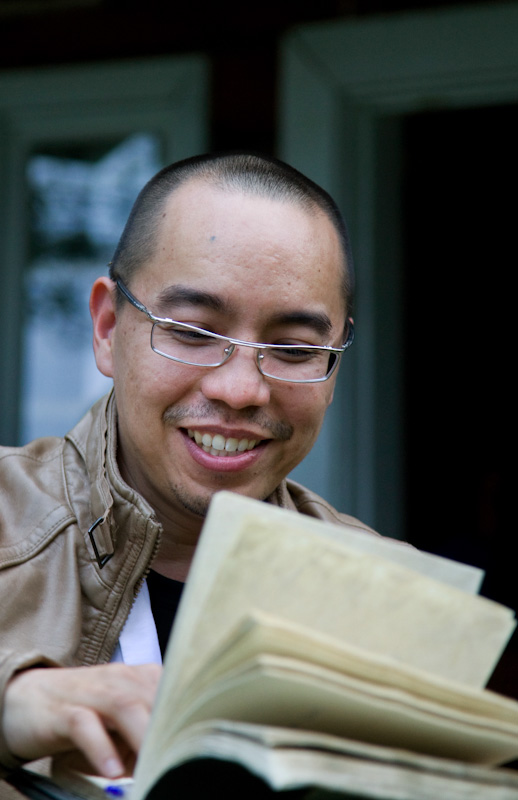 Apichatpong Weraasethakul kirjoittaa Yli-Teps&auml;n vieraskirjaan