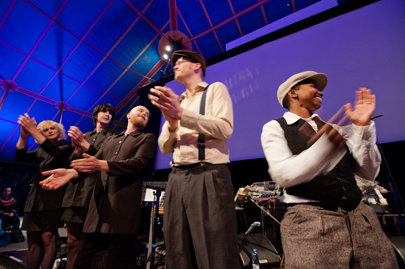 Cleaning Women, Gudmund &Oslash;stg&aring;rd ja Nasra