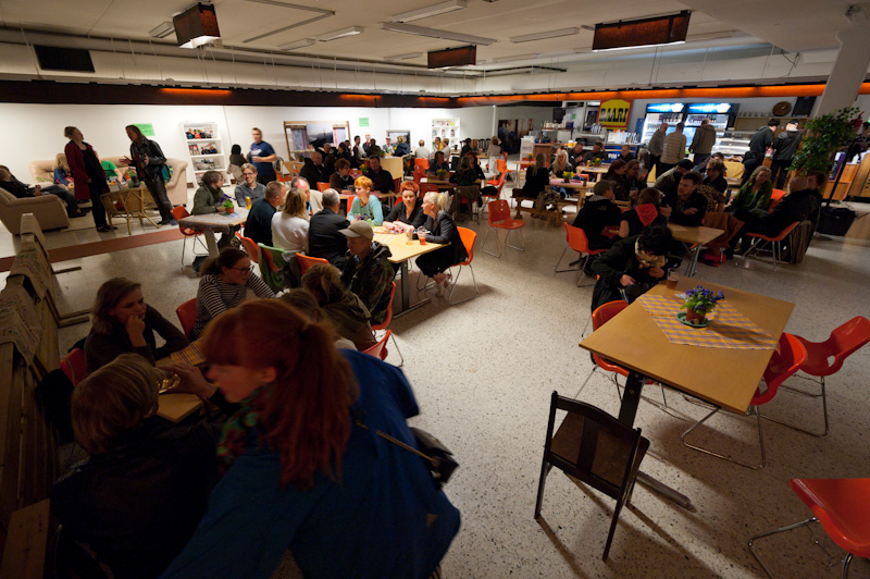 Festivaaliklubi oli jo torstai-iltana l&auml;hes t&auml;ysi