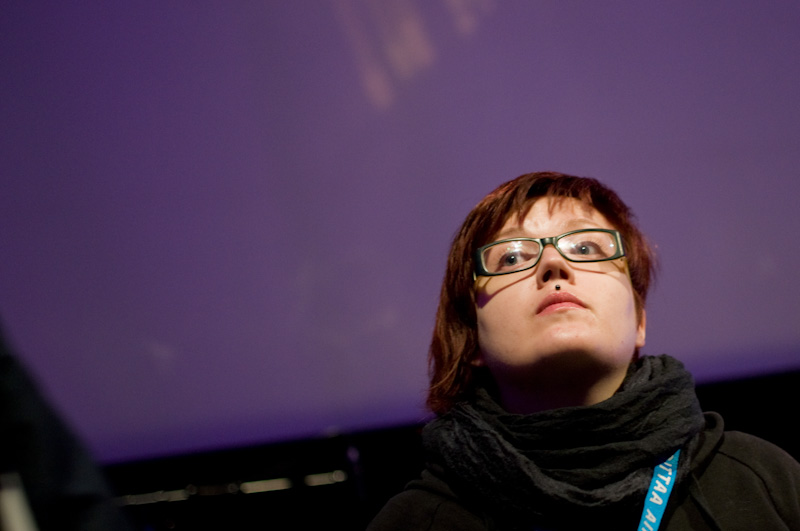 Esityspaikkavastaava Maria Huhta t&auml;hyilee tyhji&auml; paikkoja