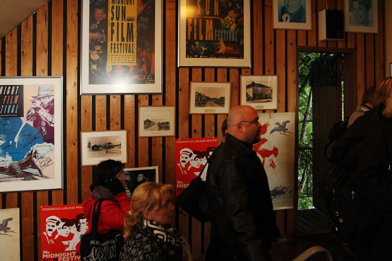 Festivaalivieraita Lapinsuun teatterissa