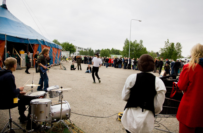 Festivaalin viralliset katusoittajat viihdytt&auml;v&auml;t mykk&auml;elokuvaan jonottavaa yleis&ouml;&auml;