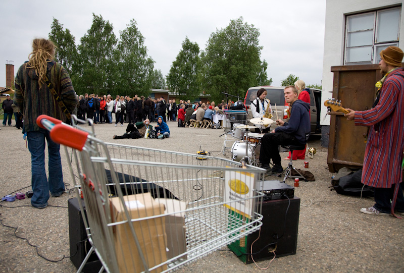 Festivaalin viralliset katusoittajat viihdytt&auml;v&auml;t mykk&auml;elokuvaan jonottavaa yleis&ouml;&auml;