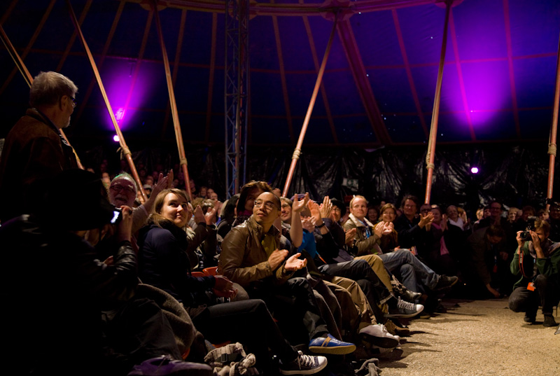 Jukka Virtanen esitt&auml;ytyy mykk&auml;elokuvan yleis&ouml;lle