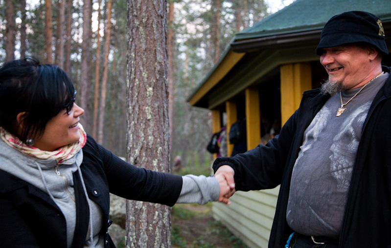 Mikkis Saulamo suostuttelee Kirsi Alanivaa tanssimaan Porttikoskella