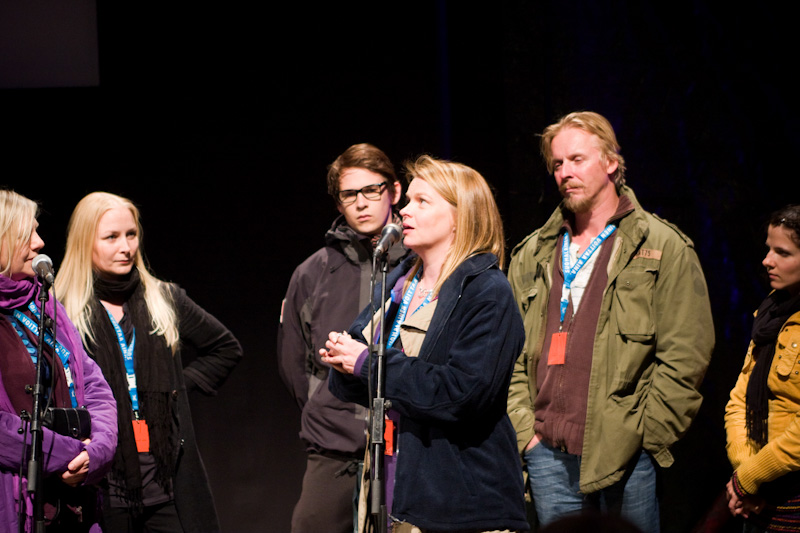 N&auml;yttelij&auml; Elina Knihtil&auml; kertoo Hyv&auml; poika-elokuvan teosta