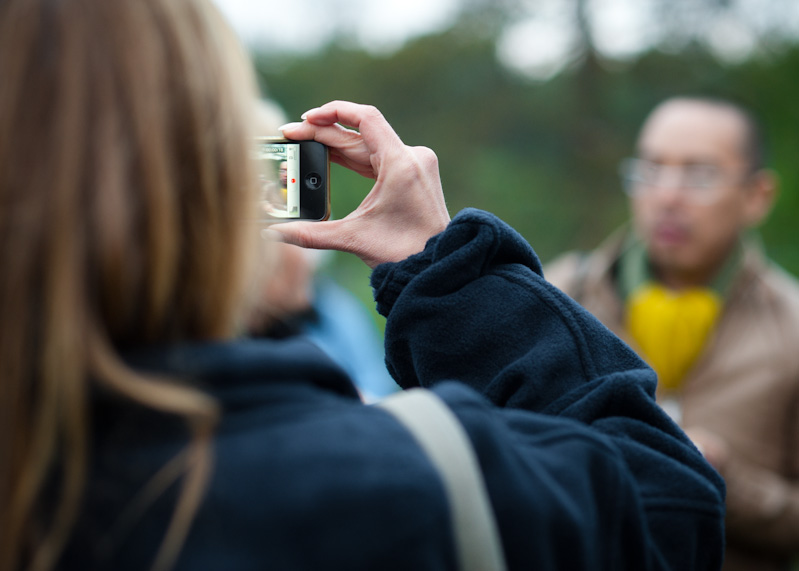 Elina Knihtil&auml; kuvaa Porttikoskella
