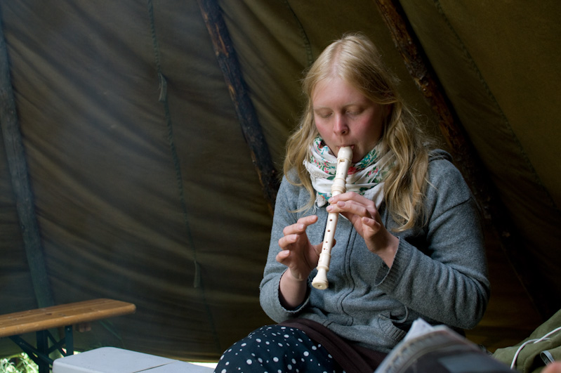 Venla soittaa nokkahuilua