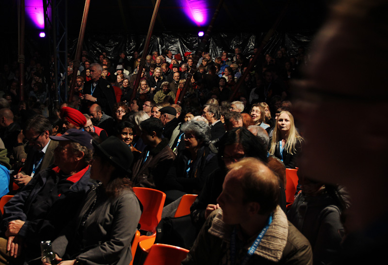 Festivaalivieraita isossa teltassa