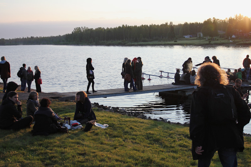 Vapaaehtoisty&ouml;ntekij&ouml;it&auml; Kitisen rannassa