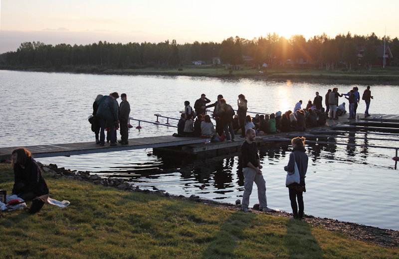 Vapaaehtoisty&ouml;ntekij&ouml;it&auml; Kitisenjoen rannassa