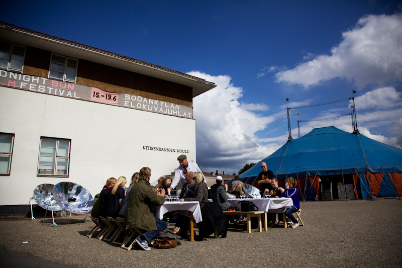 Aurinkoenergialla toimivassa ravintolassa oli avaraa Le Havren esityksen aikana