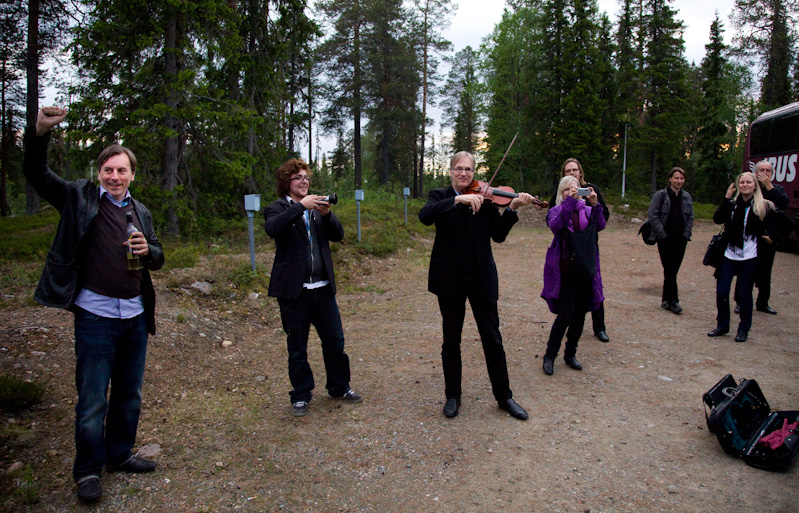 Vieraat intoutuivat esitt&auml;m&auml;&auml;n l&auml;ht&ouml;lauluna Internationaalia 