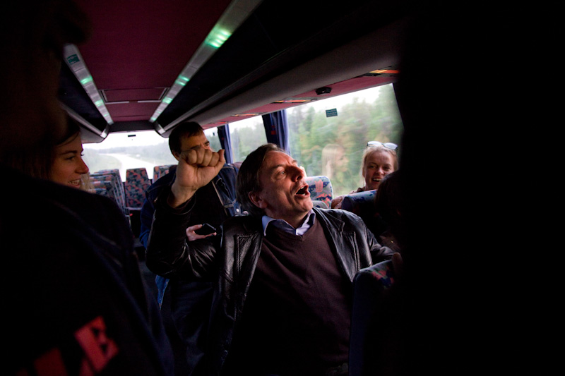 Laulu jatkuu bussimatkalla Sodankyl&auml;&auml;n