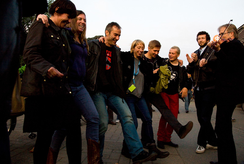 Ulkomaalaiset vieraat ja paikalle sattuneet ohikulkijat pistiv&auml;t tanssiksi festivaaliklubin edess&auml;