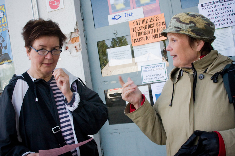 Paula Karjula (vas.) j&auml;i ilman lippuja Le Havren ensi-iltaan, Pirkko Salokaarto sai lippunsa viimeisten joukossa