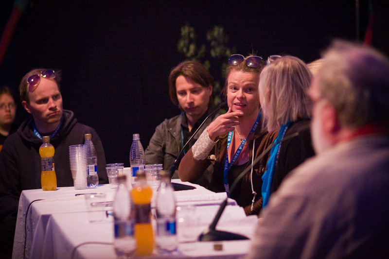 Kotimaisten tekij&auml;vieraiden keskustelu pieness&auml; teltassa