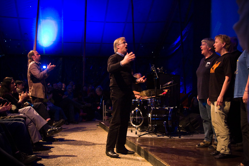 G&uuml;nter Buchwald johtamassa Lapin lauluraitoa ja Sodankyl&auml;n mieslaulajia