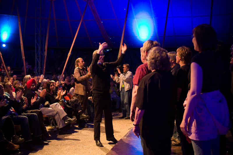 Mykk&auml;elokuvan yll&auml;tys - Lapin lauluraito ja Sodankyl&auml;n mieslaulajat lauloivat Internationaalin