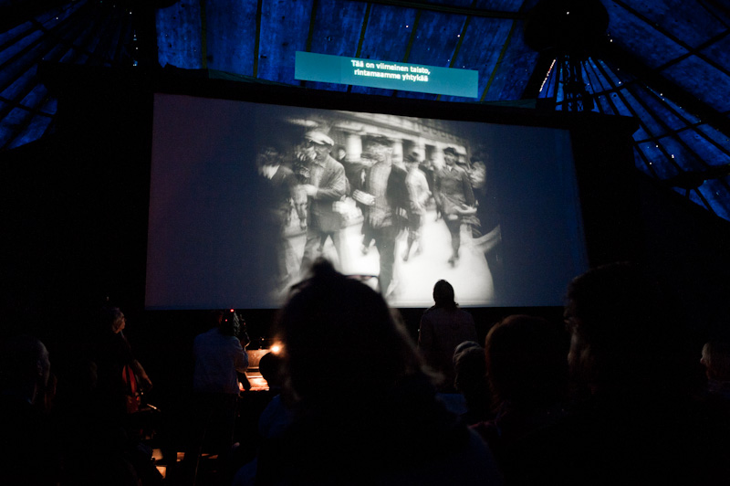 Mykk&auml;elokuva &Auml;iti Krausen matka onneen sis&auml;lsi yll&auml;tysnumerona ty&ouml;v&auml;enlaulua