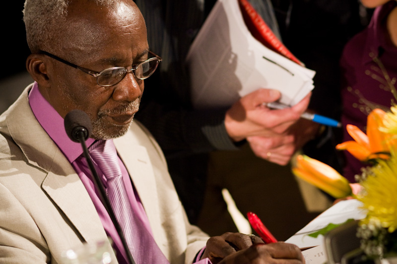 Souleymane Ciss&eacute; jakoi aamukeskustelun j&auml;lkeen nimikirjoituksia