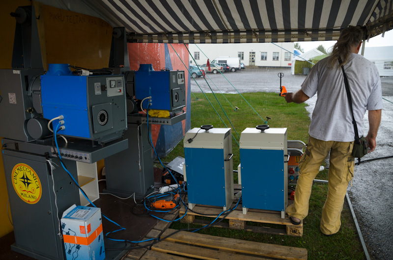 Pienen teltan pienet projektorit sateensuojassa