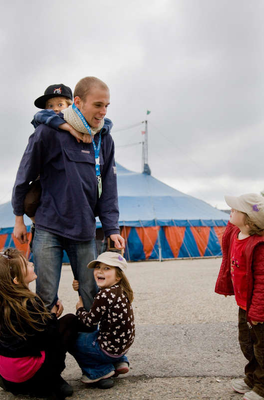 Oliver Vierkens kaitsemassa festivaalin työntekijöiden jälkikasvua