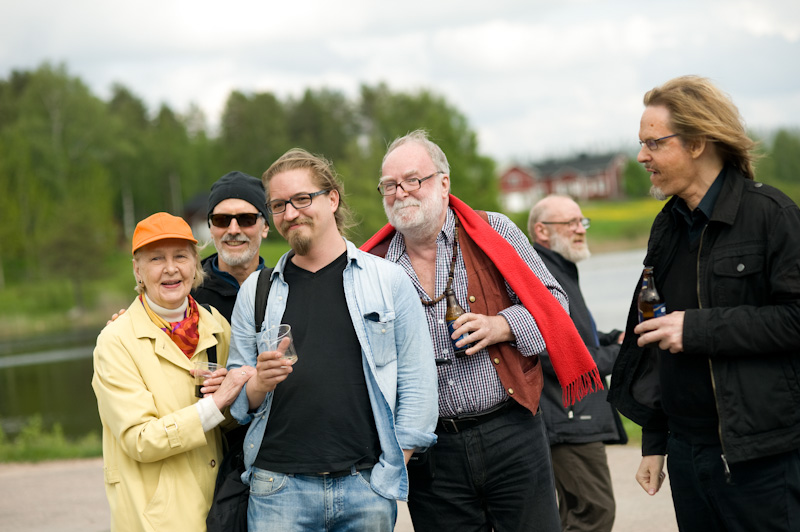 Taina Elg ja seurue kuvassa