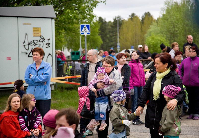 Yleisöä jonottamassa lasten karaokenäytökseen