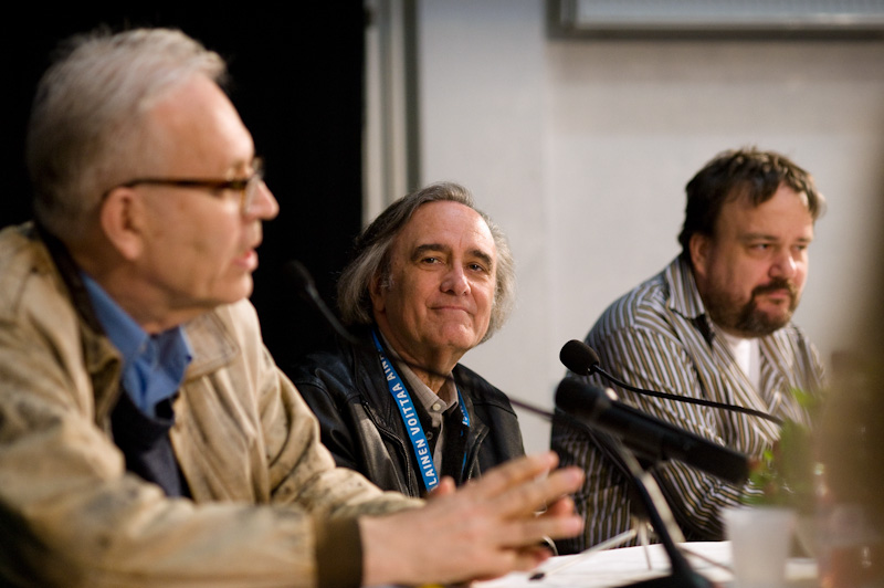 Joe Dante Peter von Baghin ja Olaf Möllerin välissä aamukeskustelussa