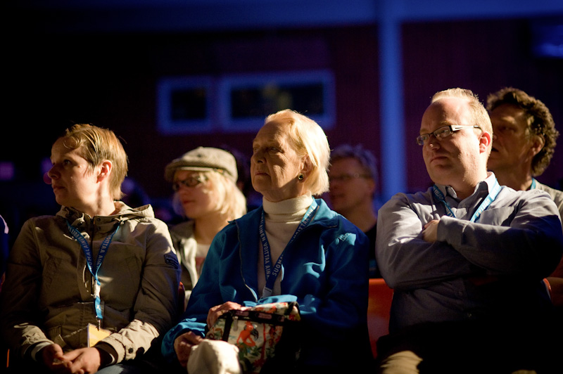 Satu Kyösalo, Taina Elg ja Neil McGlone kuuntelevat aamukeskustelua