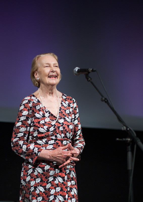 Taina Elg kertoo juttuja Les Girls -elokuvan teosta