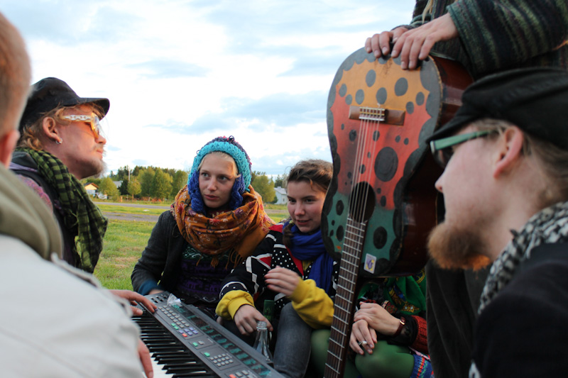 Auringonnousu rannassa perjantaiaamuna