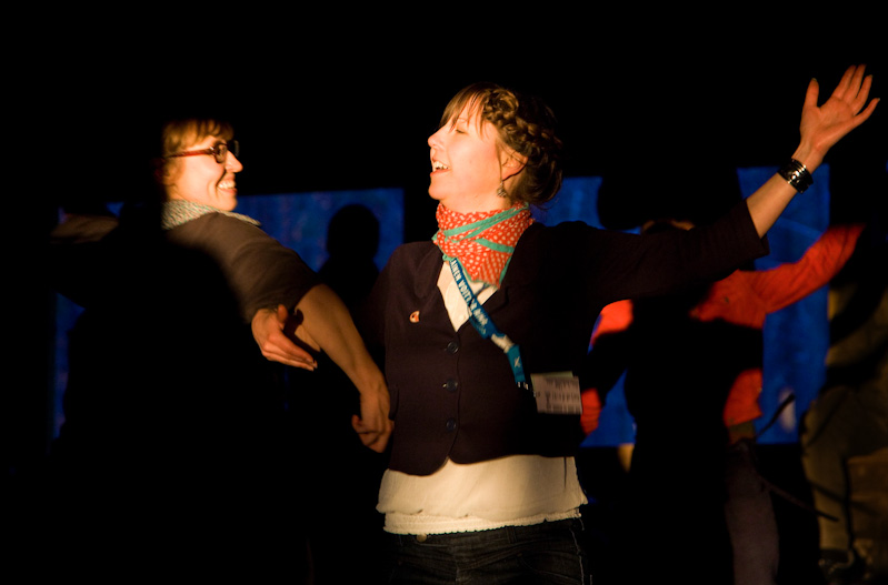 Keskiyön aurinko häikäisi juhlijoita Porttikosken tanssilavalla