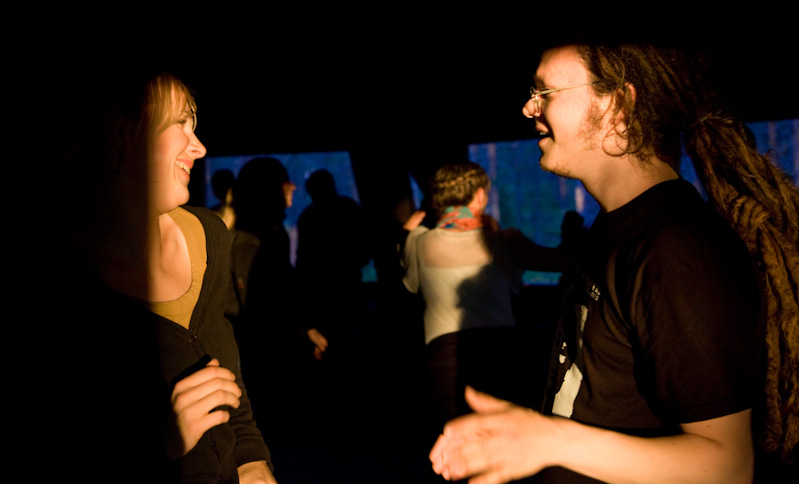 Keskiyön aurinko häikäisi juhlijoita Porttikosken tanssilavalla